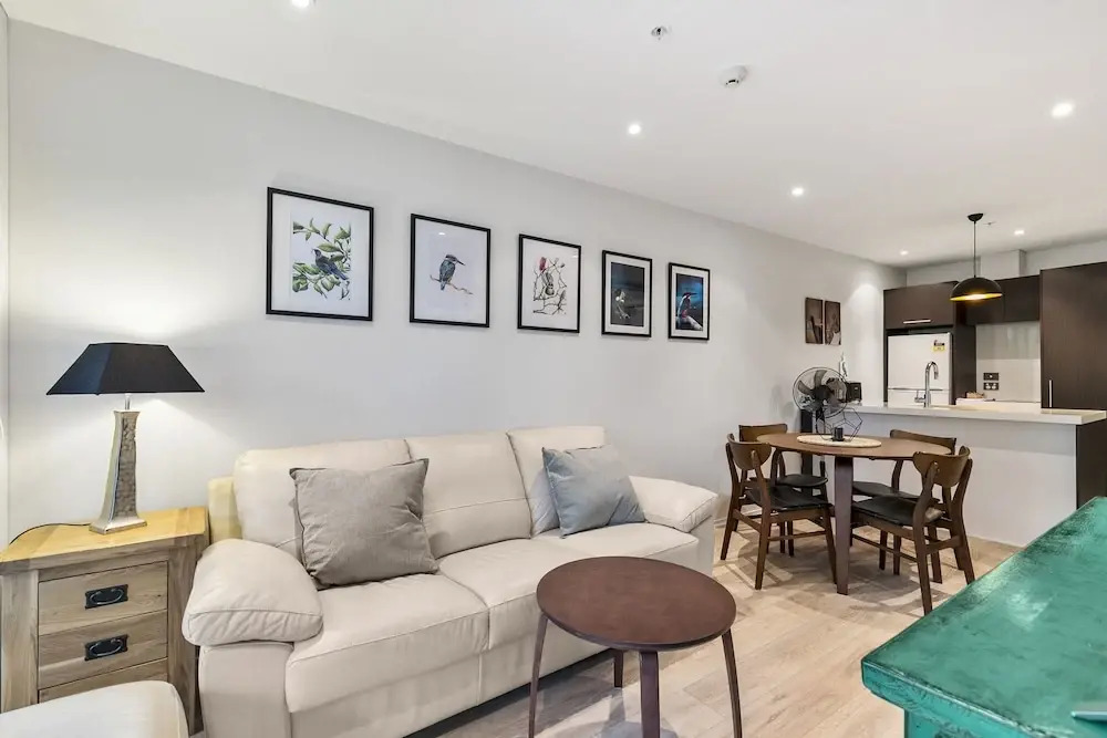 Chic 2BR Pool & Gym - Steps to Ponsonby