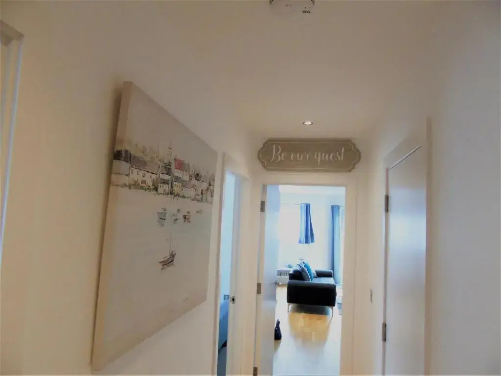 Seaview, Luxury apartment, 2 min walk to both Porth and Whipisderry beaches