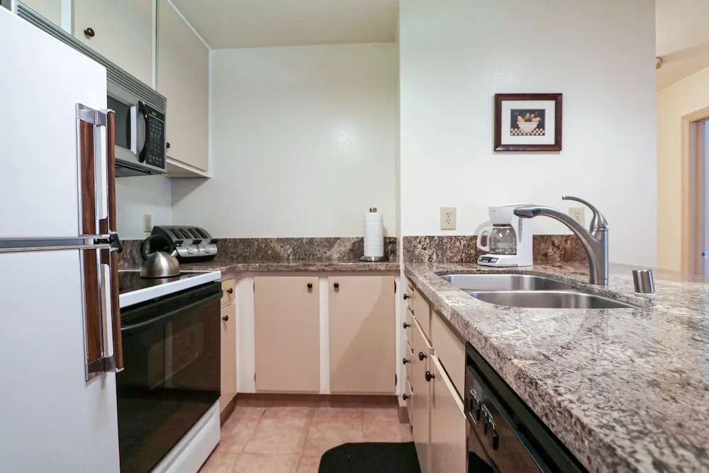 Summit 211 Spacious and Clean, Private Balcony, On Free Shuttle Route by RedAwning