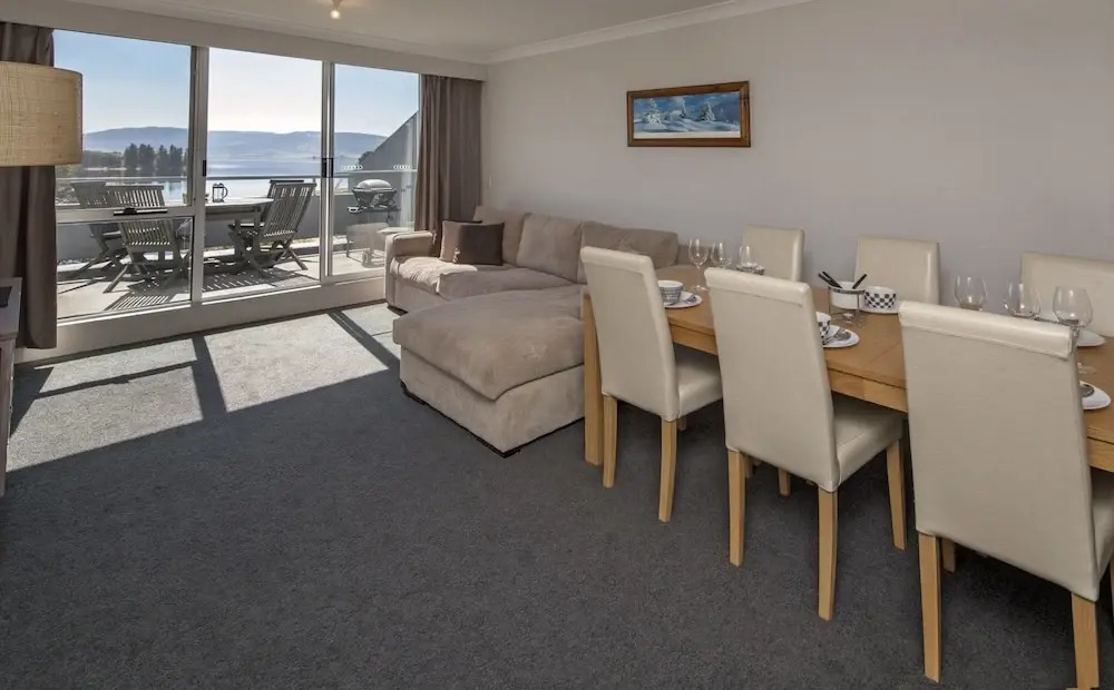 Horizons 420 Lake Jindabyne Waterfront