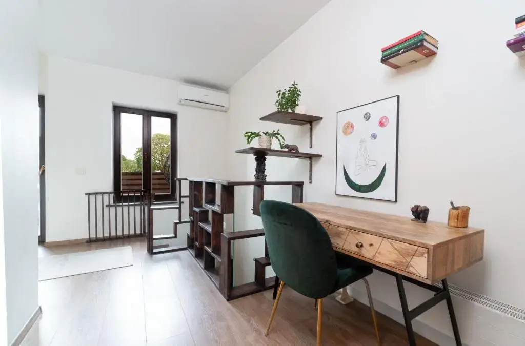 Unique 3 floor apartment. Garden, great location!