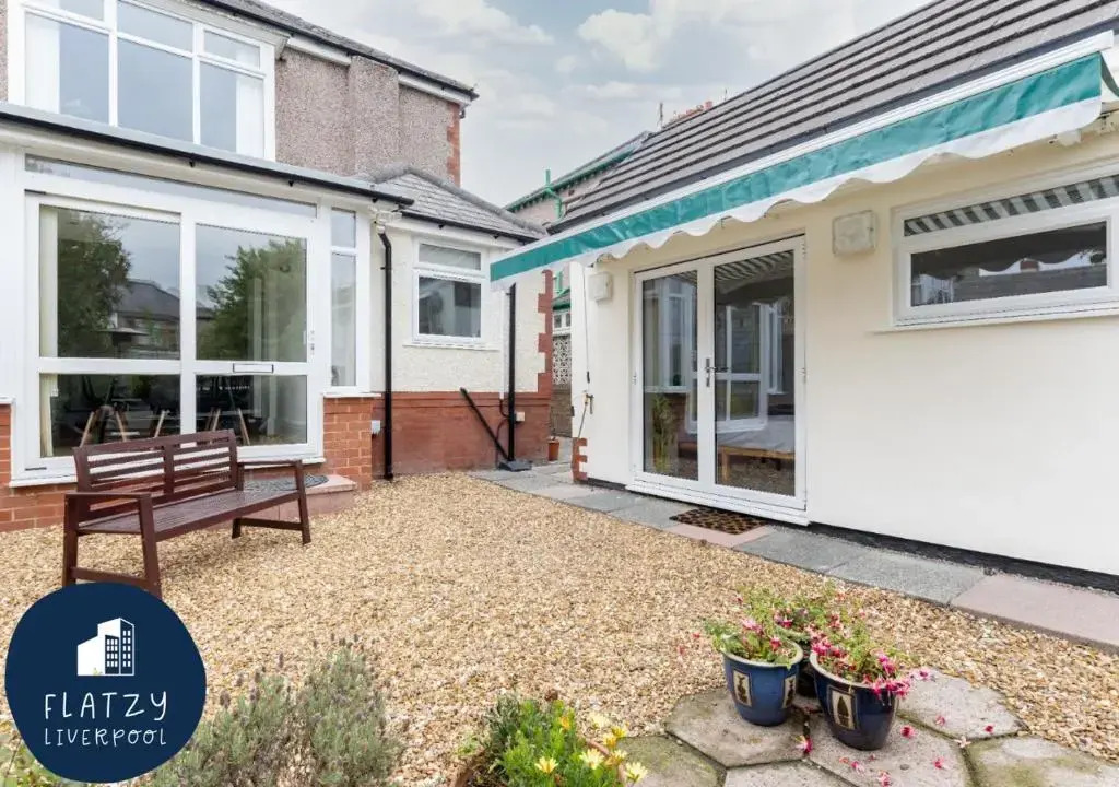 Flatzy - Charming Garden Annexe in Aigburth with Kitchenette