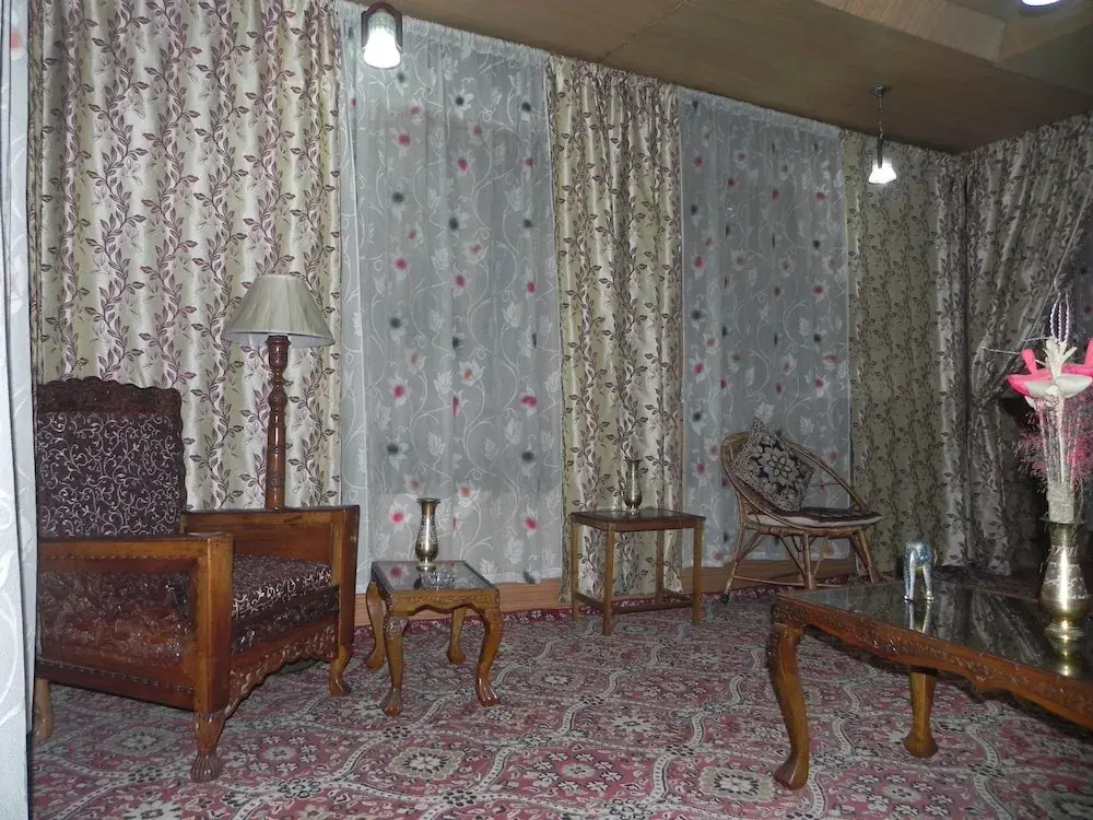 Shabrose Heritage Houseboats