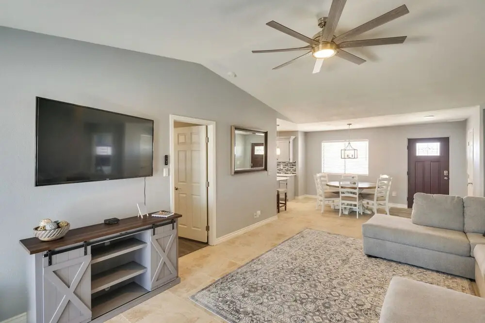 2 Mi to Lake Havasu: Home w/ Patio & Pool