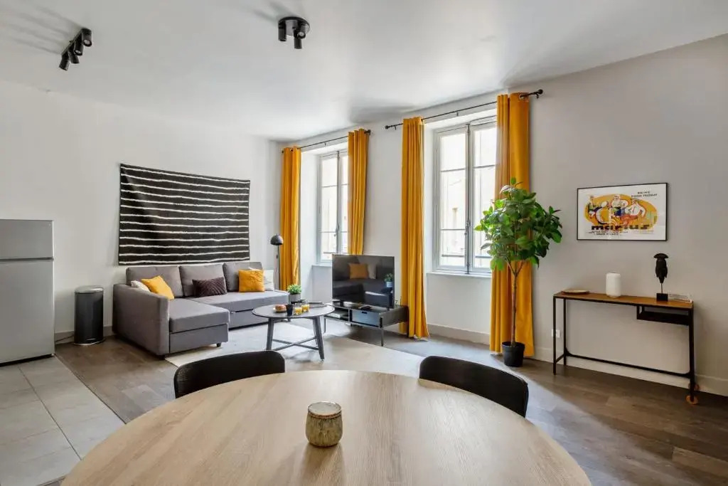 Large modern and calm flat at the doors of Panier in Marseille - Welkeys