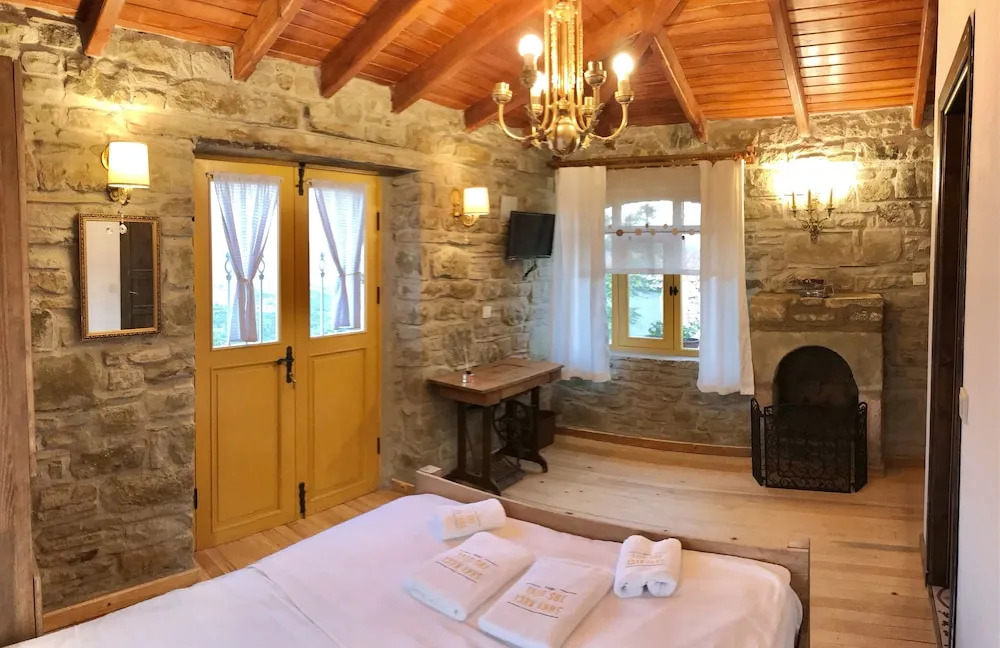 Sari Keçi̇ Taş Otel