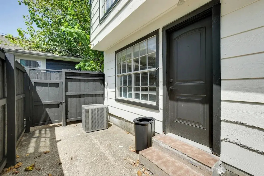4 Mi to Iah: Suburban Houston Townhome