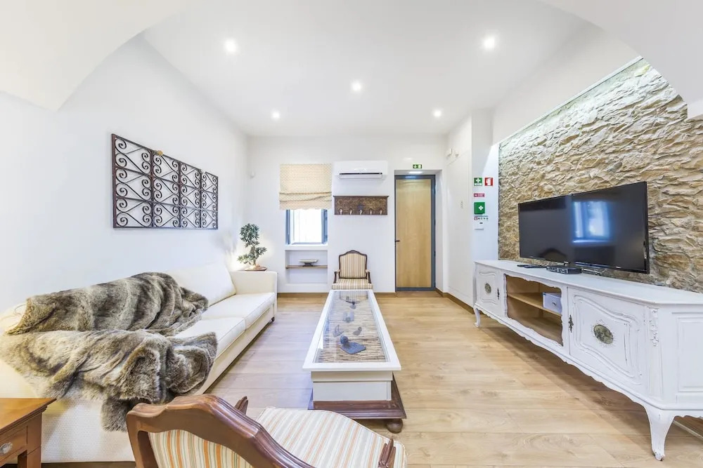 Villa With 3 Bedrooms in Quelfes, With Wonderful sea View, Pool Access