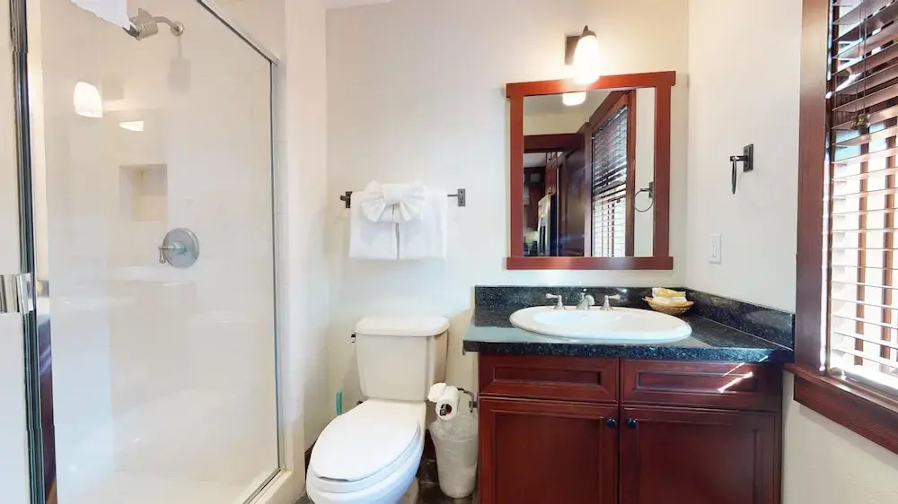 Juniper Crest 7 Private Hot Tub, 2 Car Garage, BBQ, Walk to the Lifts and Mountain Views by RedAwning