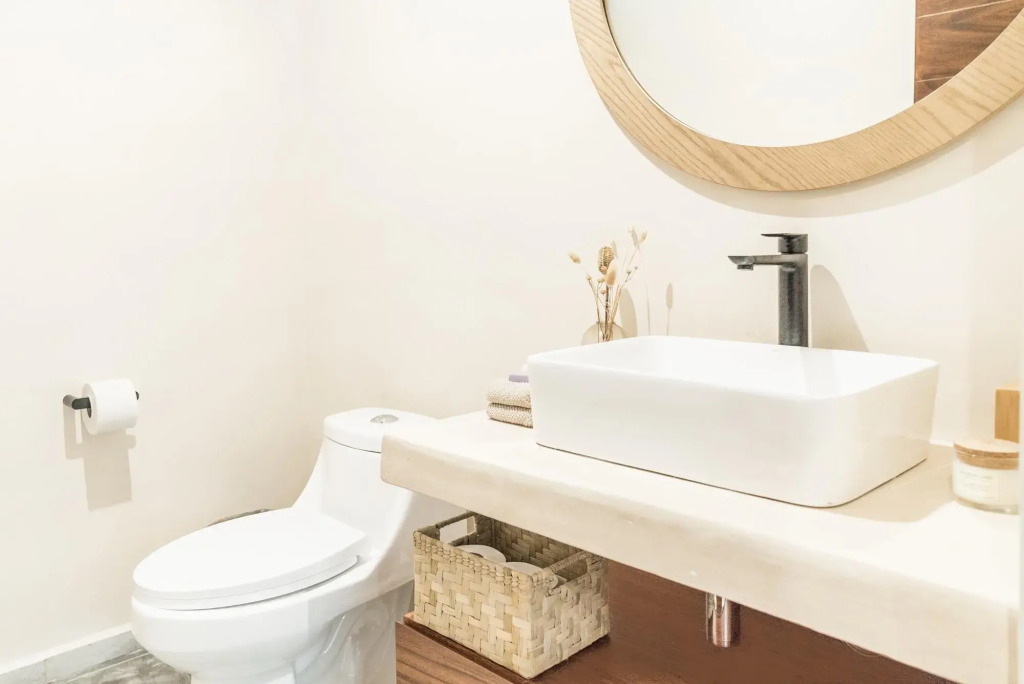 Luxurious Stylish 3BR Apartment Exceptional Location Private Pool Uncovered Patio