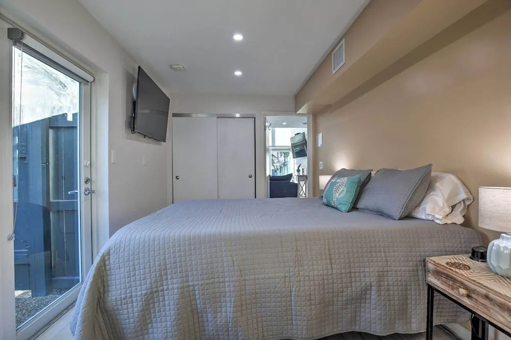 Canal-front Condo: Walk to Downtown Ft Lauderdale!