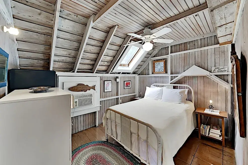 Hilltop Beach Getaway, Stunning Bay Views 3 Bedroom Home