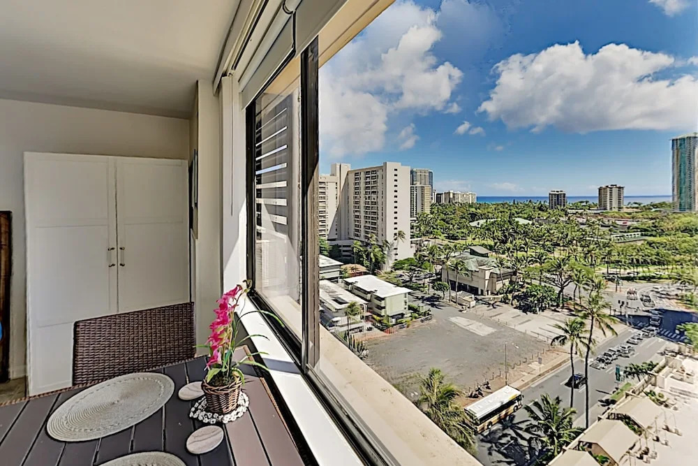 Hawaiian Monarch 1604 Condo by Redawning