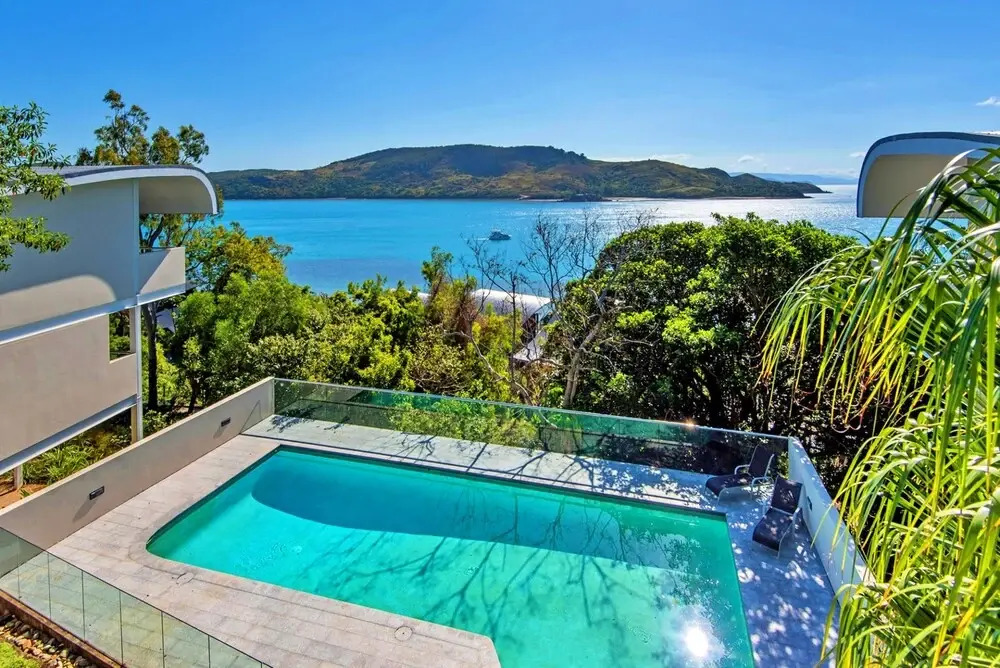 Waves 5 Luxury 3 Bedroom Breathtaking Ocean Views Central Location