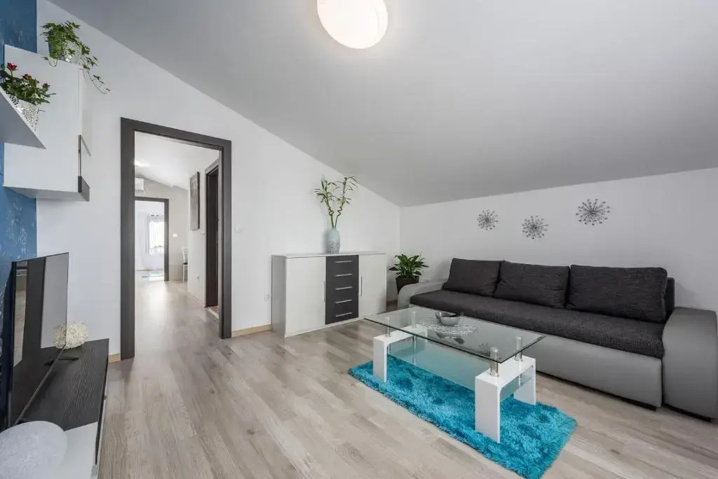 PHAROS house with apartment