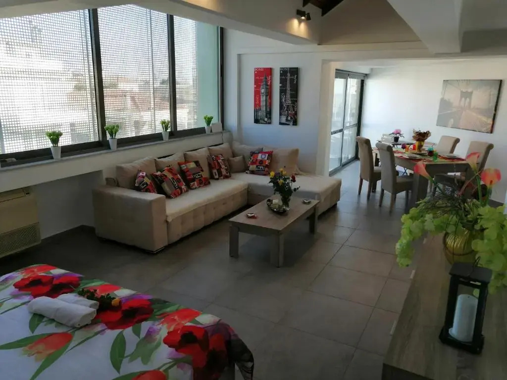 Spacious & Modern Studio Apartment Near the Airport