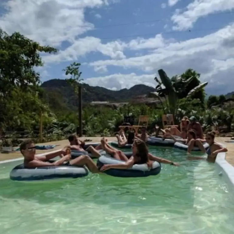 El Zoo Hostel, Bar & Pool