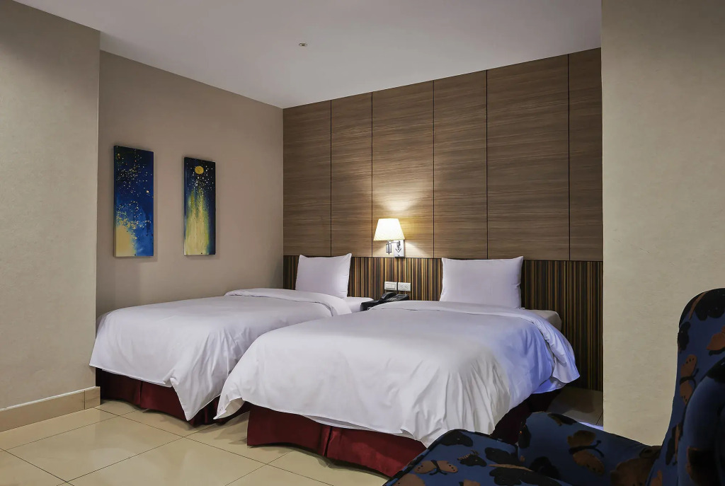 Delton Hotel Love River