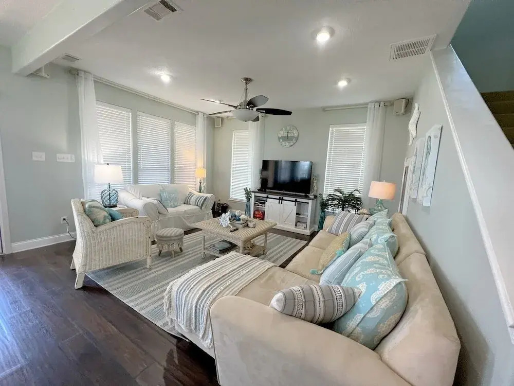 Sea-renity 3 Bedroom Home by Redawning