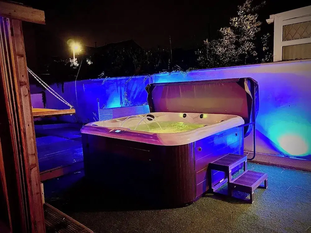 Sleeps10-parking-garden-hottub-petfriendly