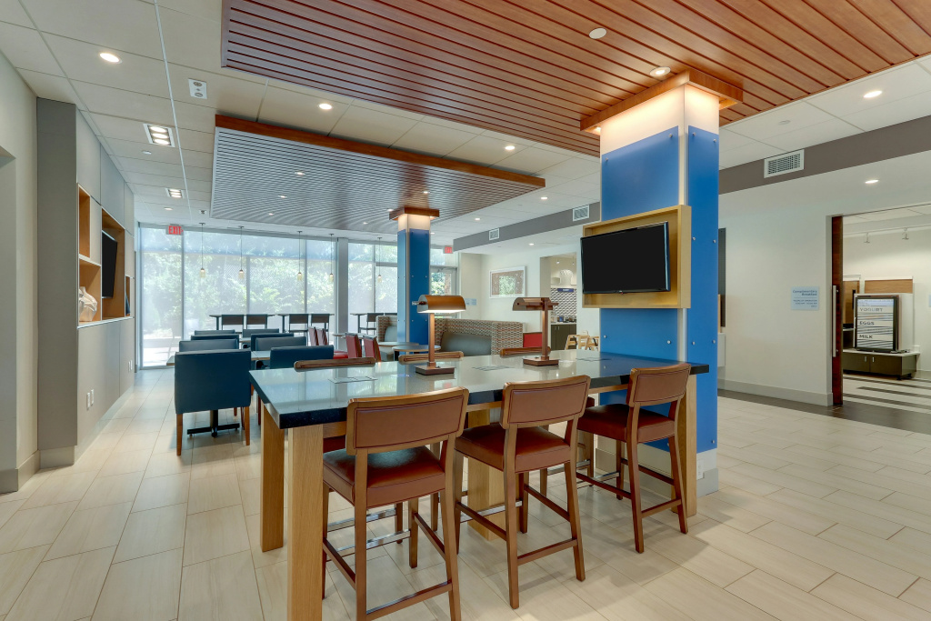 Holiday Inn Express & Suites - Roanoke - Civic Center