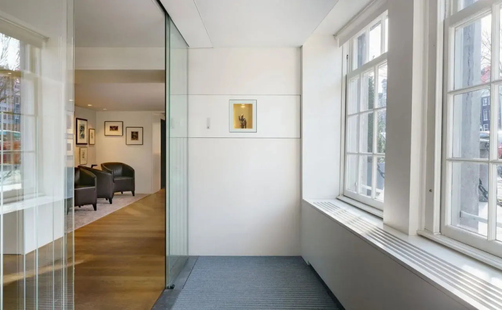 Ambassade Hotel