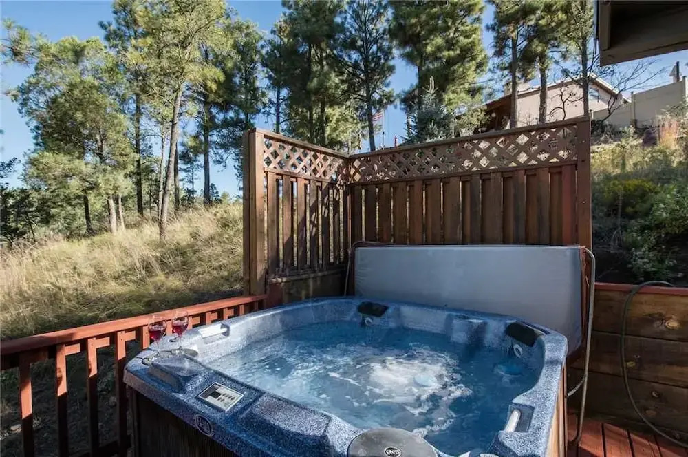 The Breathe Inn - Two Bedroom Cabin with Hot Tub