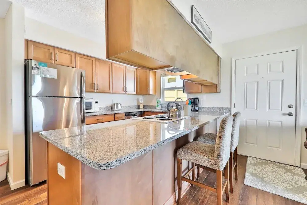 Updated Condo in Oceanfront Building With Private Beach Access - Near Dining
