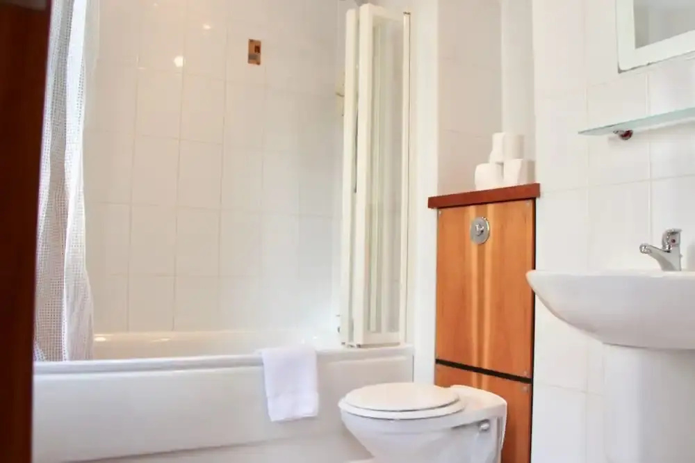 Modern 3 Bedroom Property Near Edinburgh Harbour