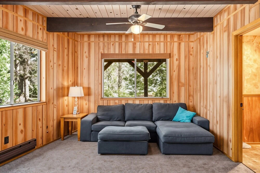 The Cozy Cabin - 2-level Home With Spacious Yard 4 Bedroom Home