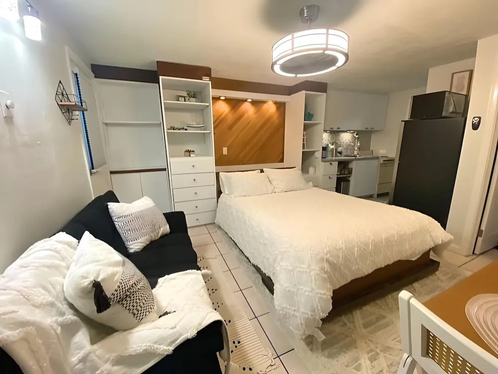 Cute 1940 Boutique Studio Condo by RedAwning