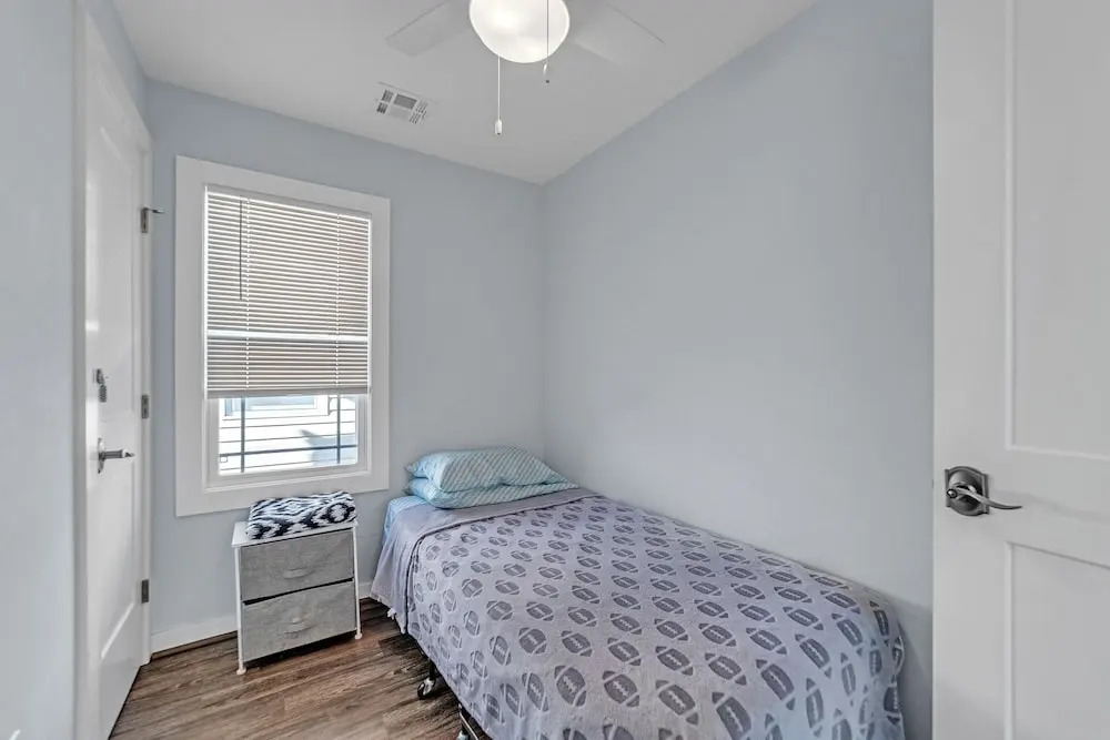 Cozy 3-br Retreat, Four Blocks To Beach & Boardwalk 3 Bedroom Home