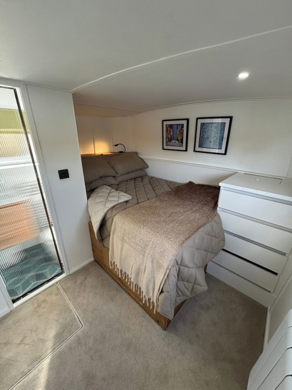 Unique 2 Bed Waterside Retreat, Pet Friendly