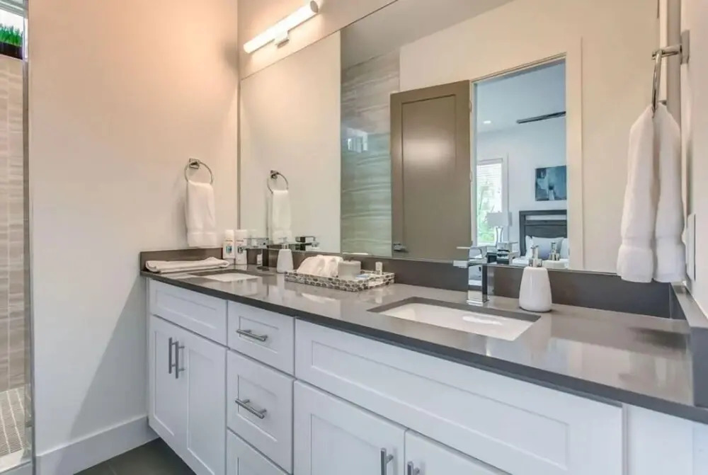 Spacious Tranquil Rooftop Pad on 8th by Music City Luxury Stays