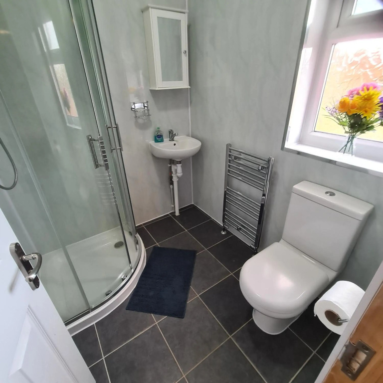 Sheridan - Studio Flats with Extra Beds contractor stay FREE Parking