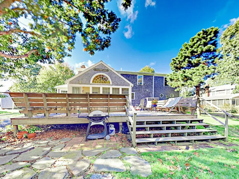 Walk to Beach: South Chatham Home