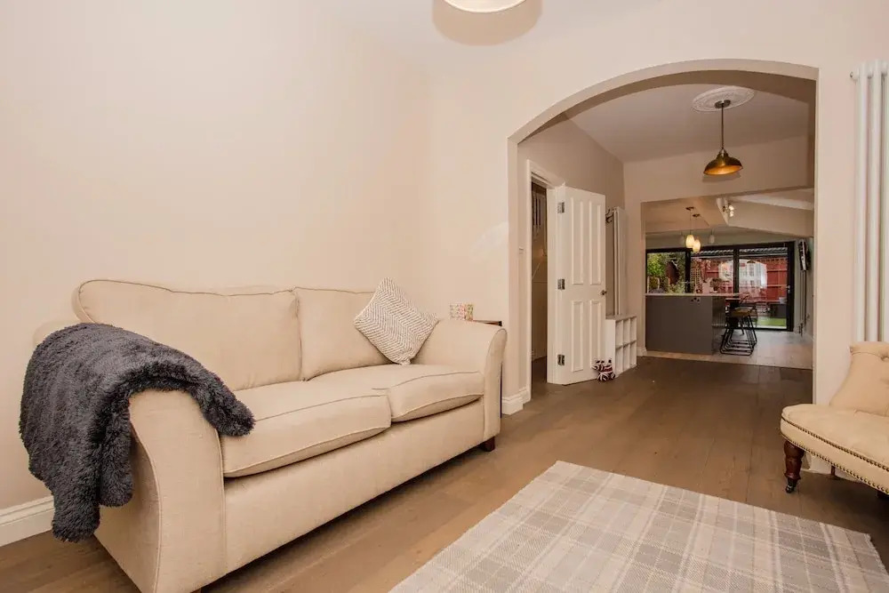 3 Bedroom Home With Skylight and Garden