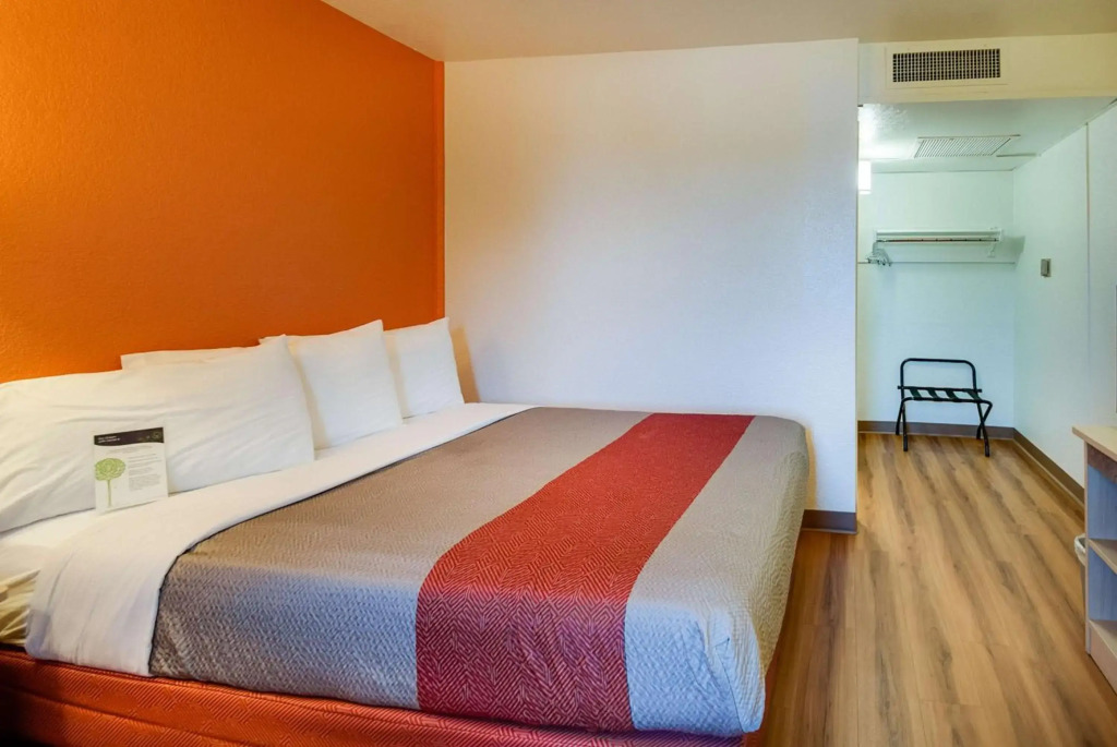 Motel 6-Lenexa, KS - Kansas City Southwest