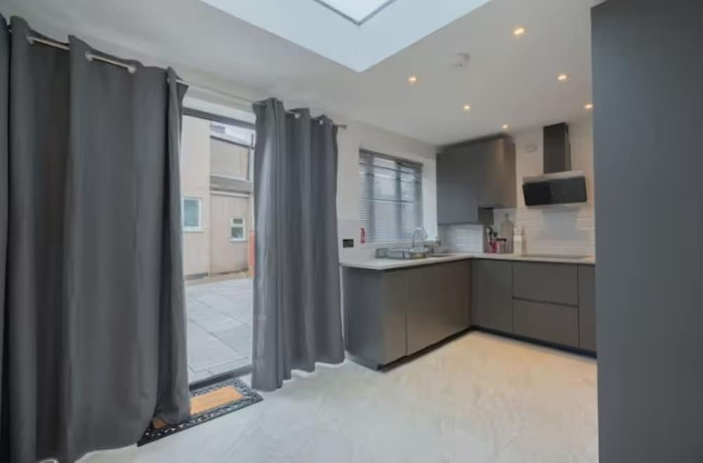 Luxury 3BR W Garden Parking Near Spurs Stadium