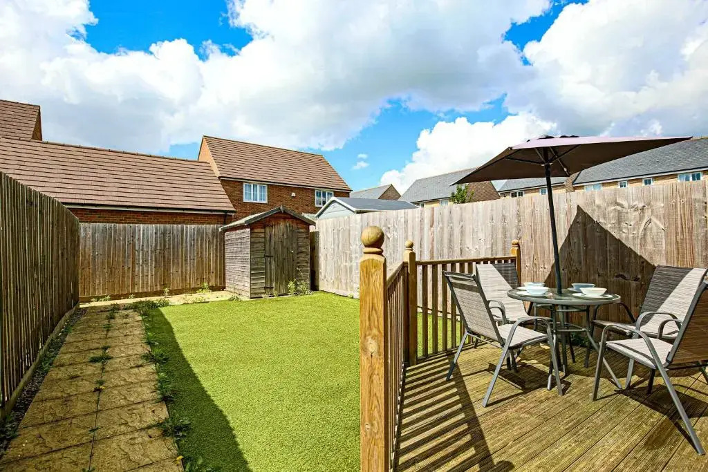 Brookland House with Free Parking, Fast Wifi, Garden and Smart TV with Netflix by Yoko Property