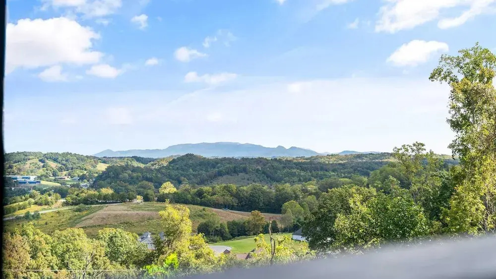 The Back Nine Retreat by Avantstay Private Golf Sim, Firepit & Mountain Views Near Dollywood
