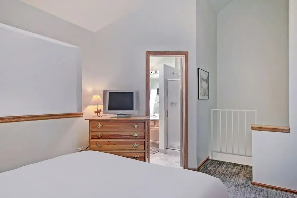 Ideal Locale Steps To Mountain & Main St- 1br+loft, Sleeps 6 1 Bedroom Condo by RedAwning