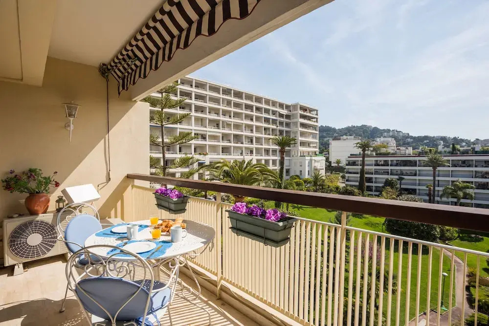 Large One BDRM flat A/C with fabulous Terrace Roof by Weekome