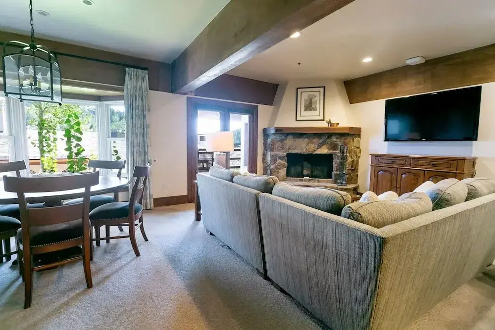 Luxury Four Bedroom Suite with Three Hot Tubs