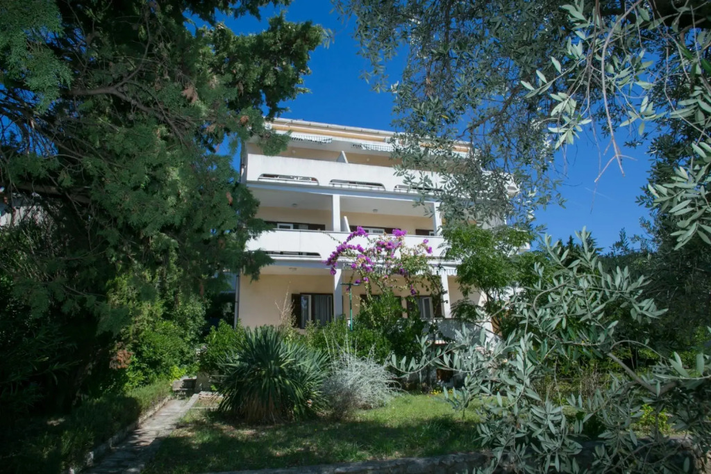 Nives - Great Location - A1