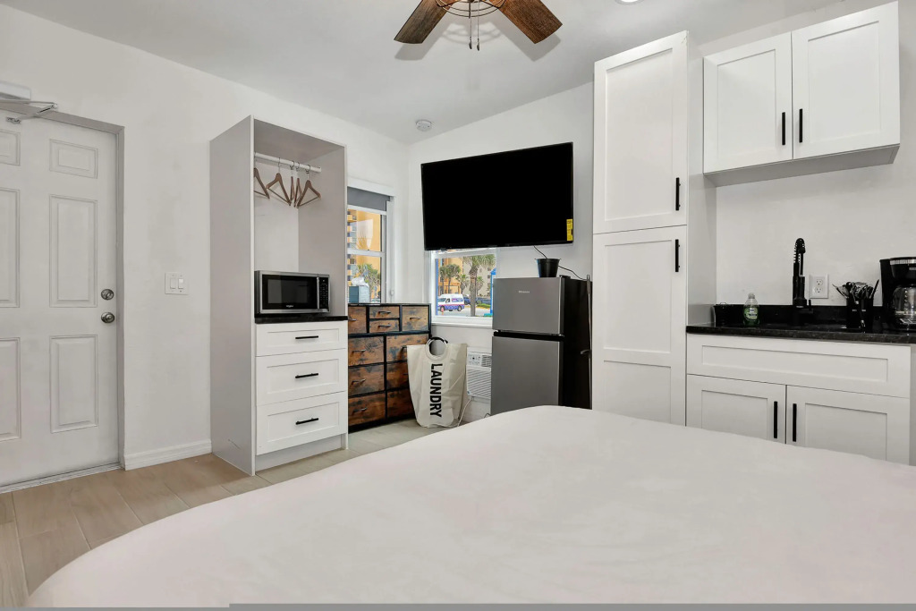 Studio Suite Queen Bed Kitchen Walk In Shower 3