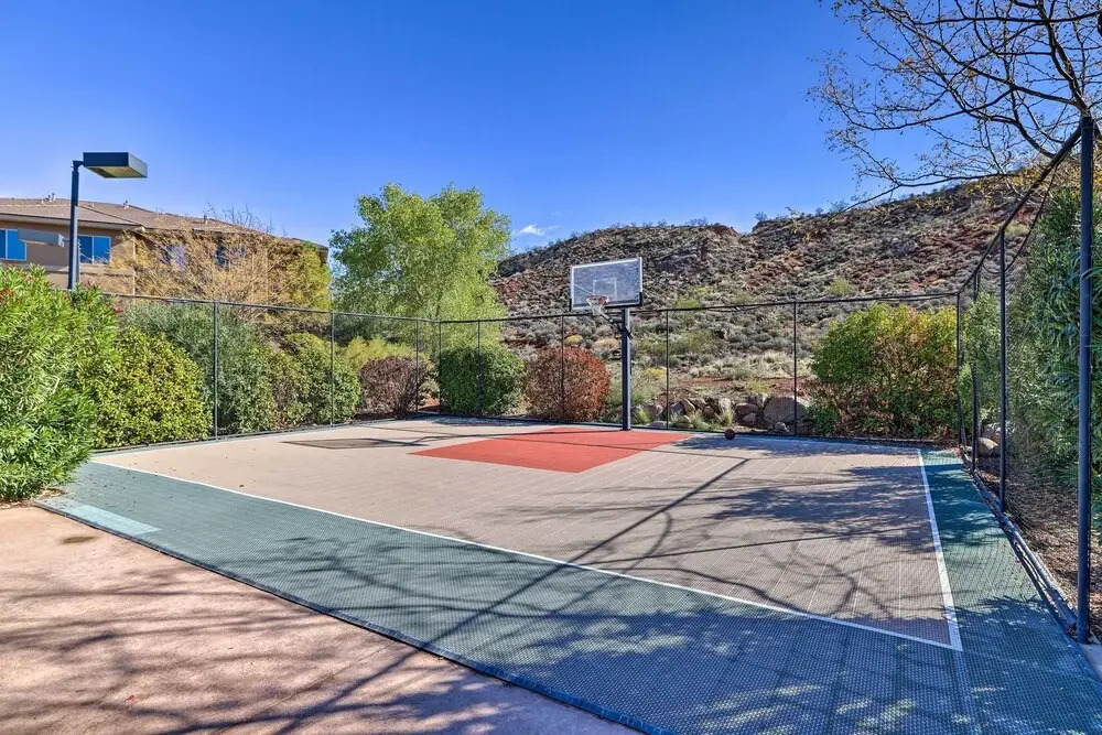25 Mi to Zion: Rock 'n' Roll Condo w/ Mtn View!