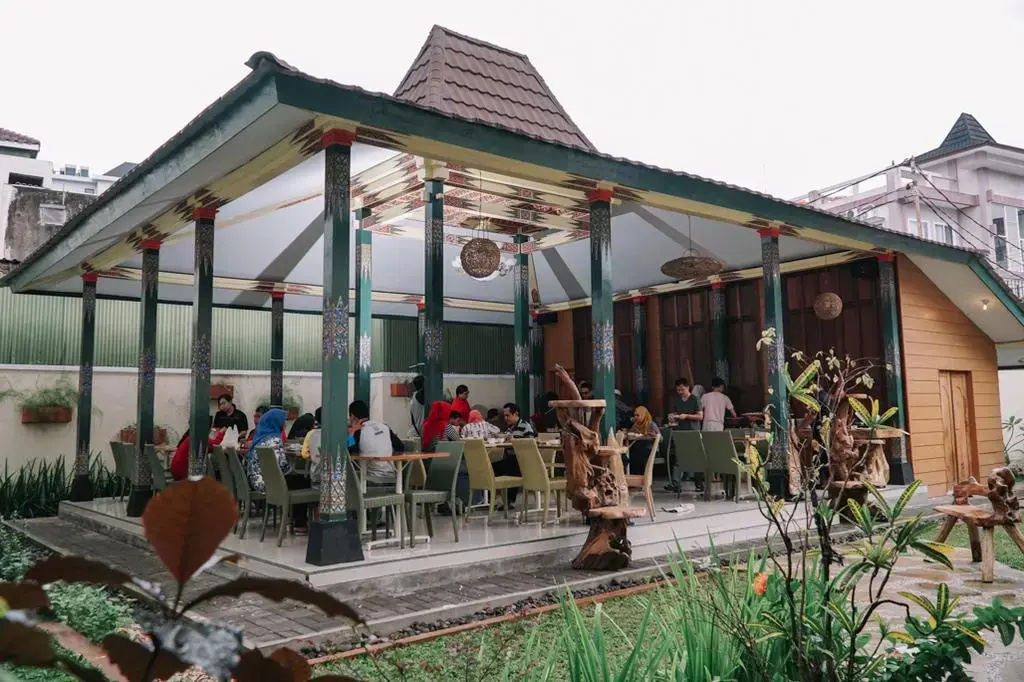 Summer Season Hotel