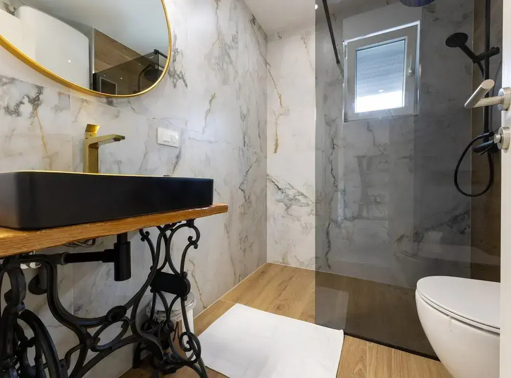 Luxurious and Spacious Apartment With Hot Tub