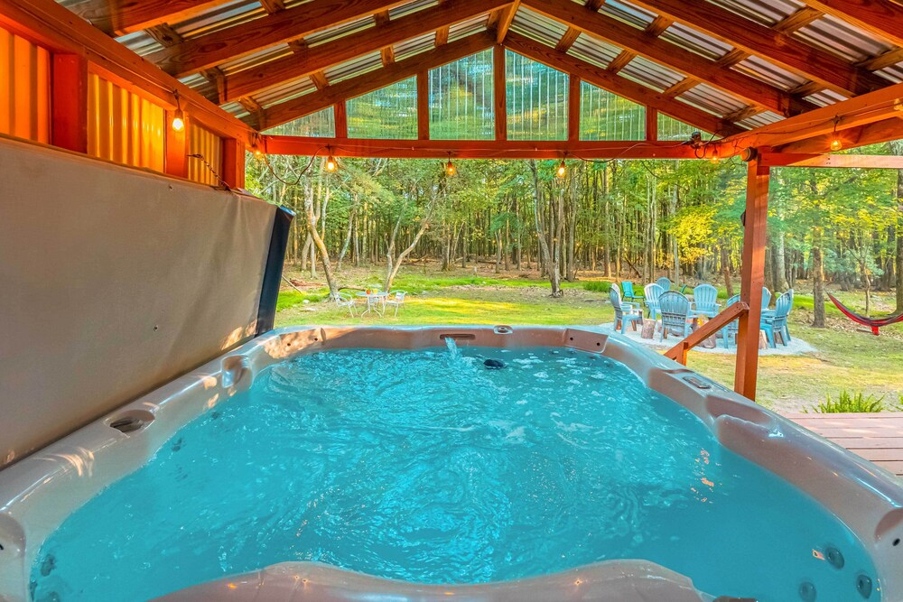 3 Mi to Slopes! Poconos Chalet w/ Hot Tub & Sauna